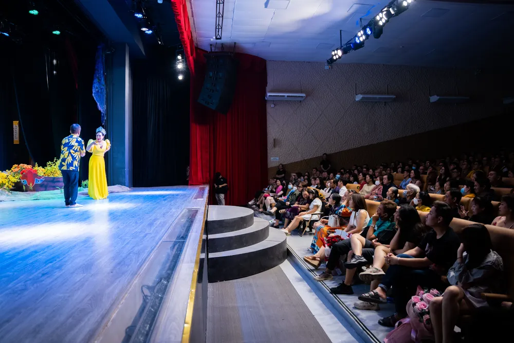 Đông đảo khán giả đến theo dõi vở kịch trong ngày đầu ra mắt Đông đảo khán giả đến theo dõi vở kịch trong ngày đầu ra mắt