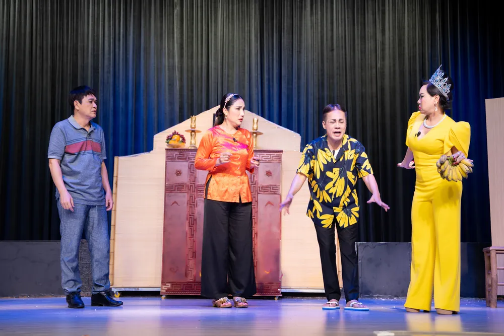 Vở kịch “Sơ hở là yêu" với sự tham gia của dàn nghệ sĩ kỳ cựu như Cát Tường, Minh Nhí, Việt Hương, Quốc Thảo... Vở kịch “Sơ hở là yêu" với sự tham gia của dàn nghệ sĩ kỳ cựu như Cát Tường, Minh Nhí, Việt Hương, Quốc Thảo...