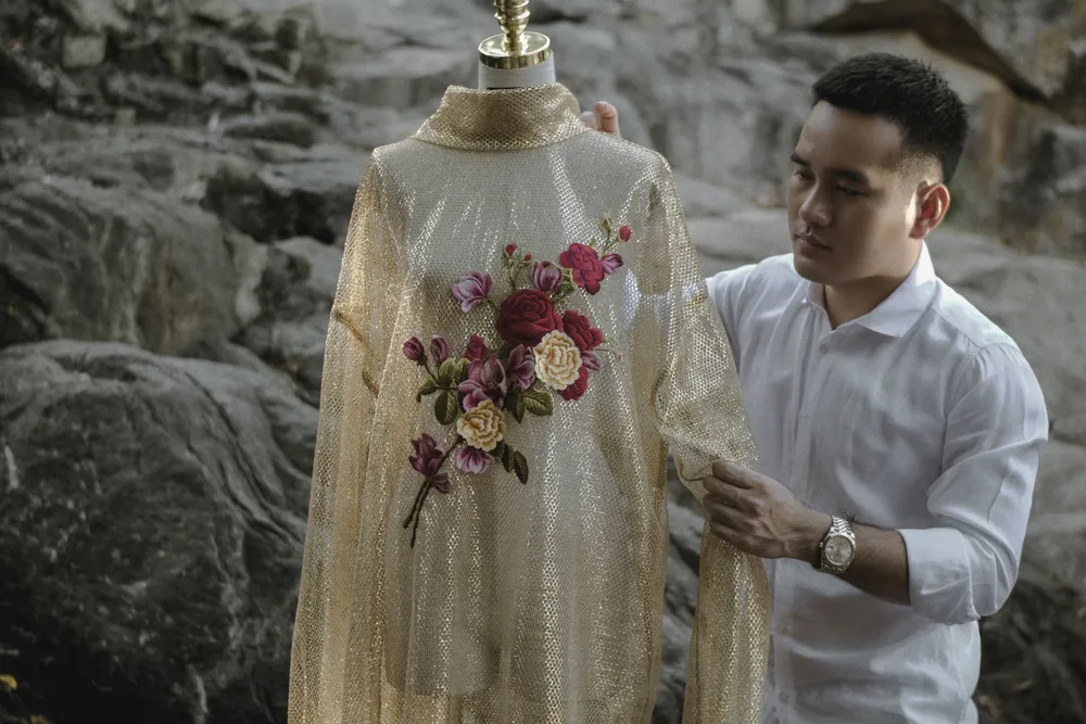 Chiếc áo ánh kim, thêu hoa cầu kỳ thu hút mọi ánh nhìn