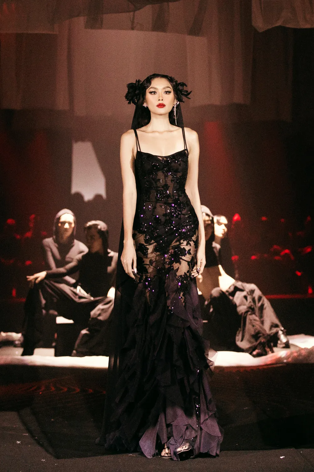 Á hậu Thảo Nhi Lê kết lại "Sunrise to Dawn" trong hình tượng sư tử quyền lực, chiếc đầm của cô được thiết kế tinh xảo, điểm xuyến nhiều chi tiết hoa lá tỉ mỉ