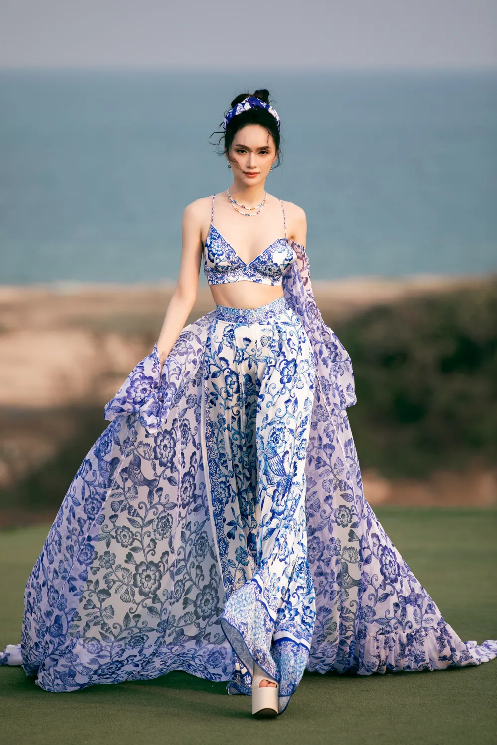 Hoa hậu Hương Giang trong thiết kế được nhấn nhá họa tiết gốm sứ