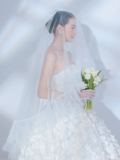 Lần đầu tiên Hoa hậu Phương Khánh diện váy cưới để giới thiệu đến công chúng bộ sưu tập đầm cưới