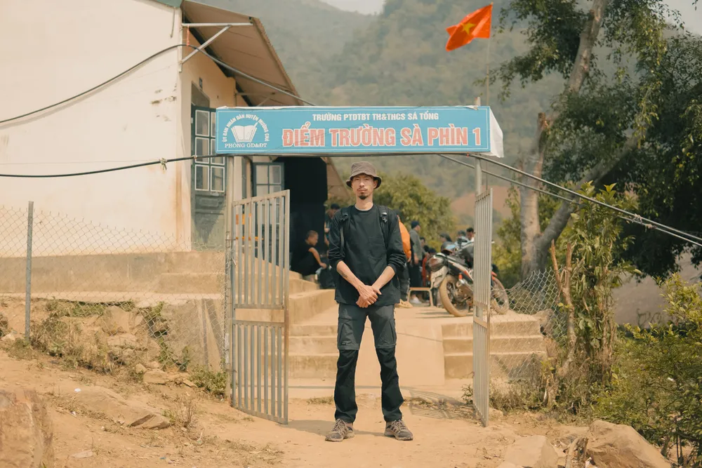 Trường phổ thông dân tộc bán trú Tiểu học và Trung học cơ sở Sá Tổng là nơi mà Đen và fan đã cùng chung tay xây nên
