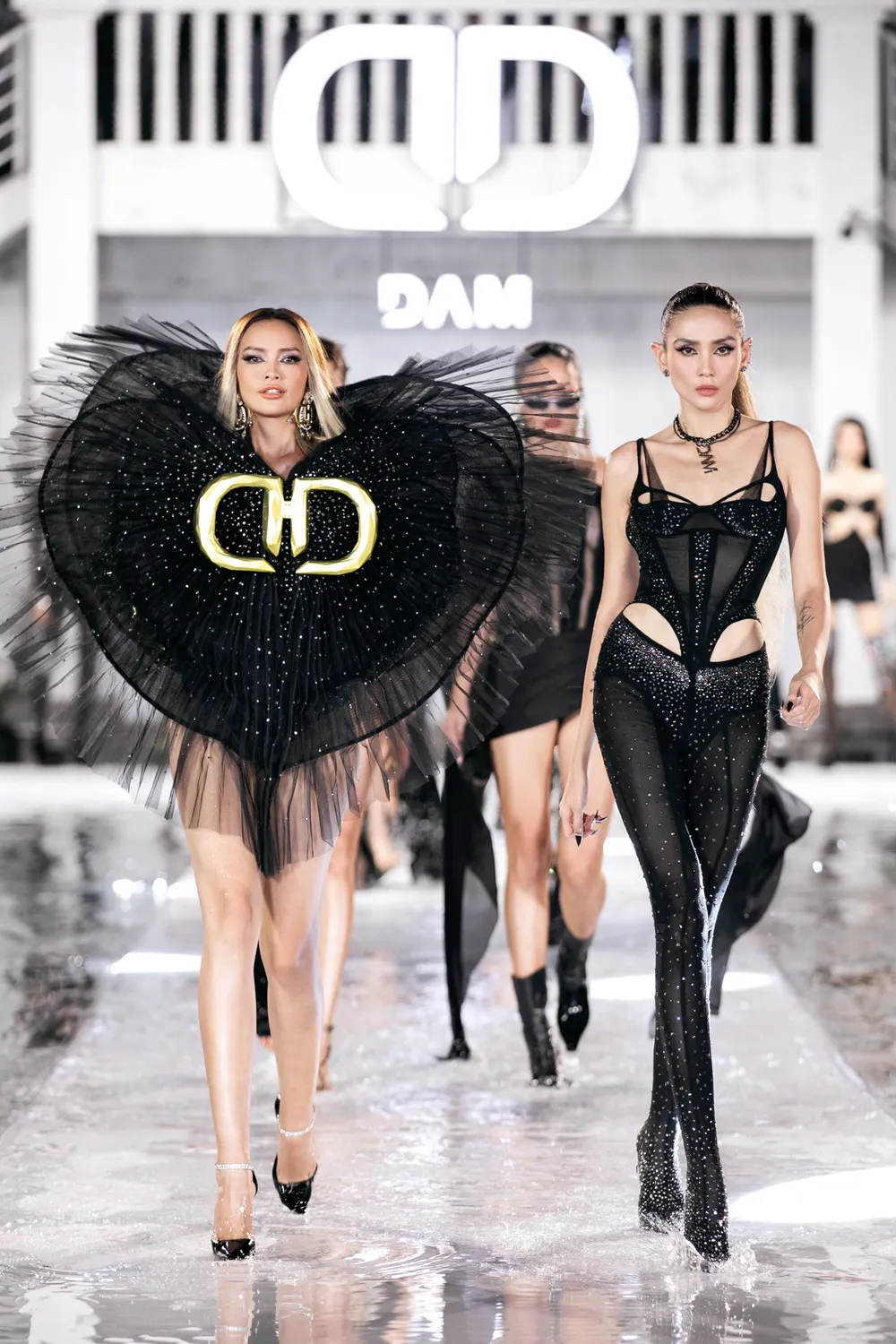 Hoa hậu Ngọc Châu là vedette của show diễn Hoa hậu Ngọc Châu là vedette của show diễn