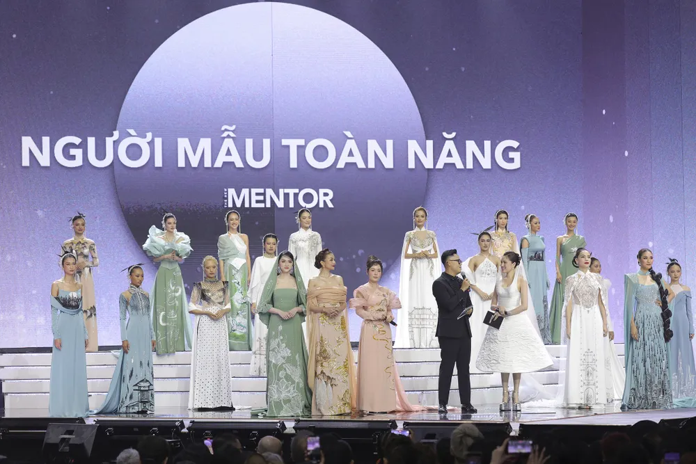4 Super Mentors và top 24 The New Mentor trong trang phục của NTK Linh San