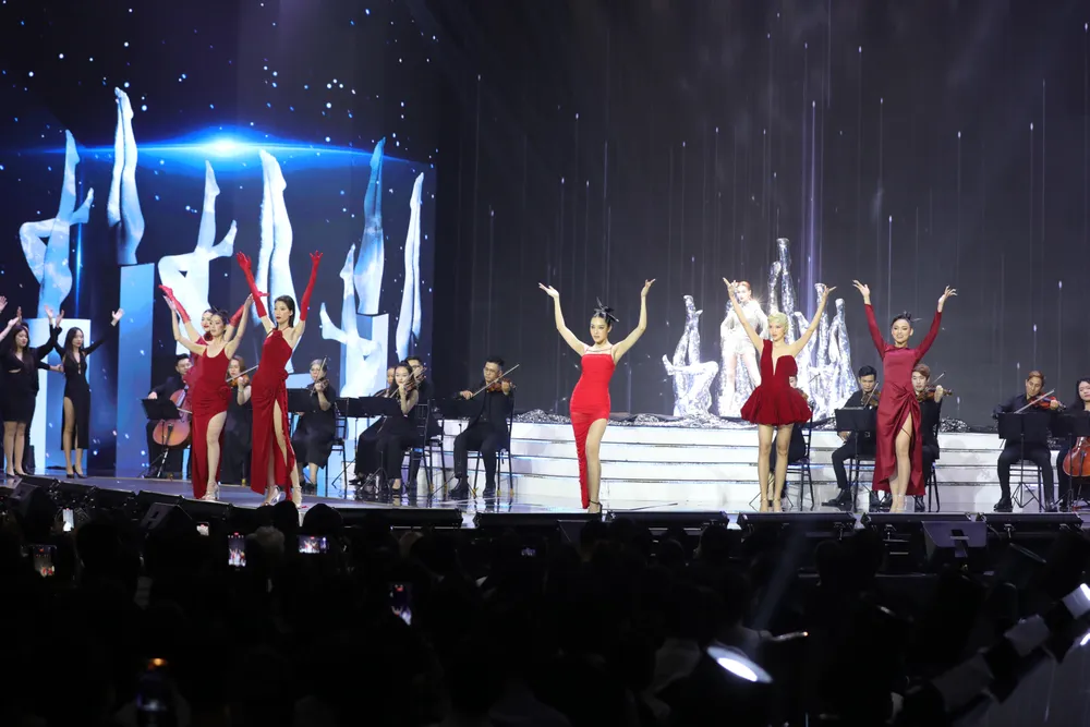 Team Super Mentors Thanh Hằng trình diễn cùng dàn hợp xướng