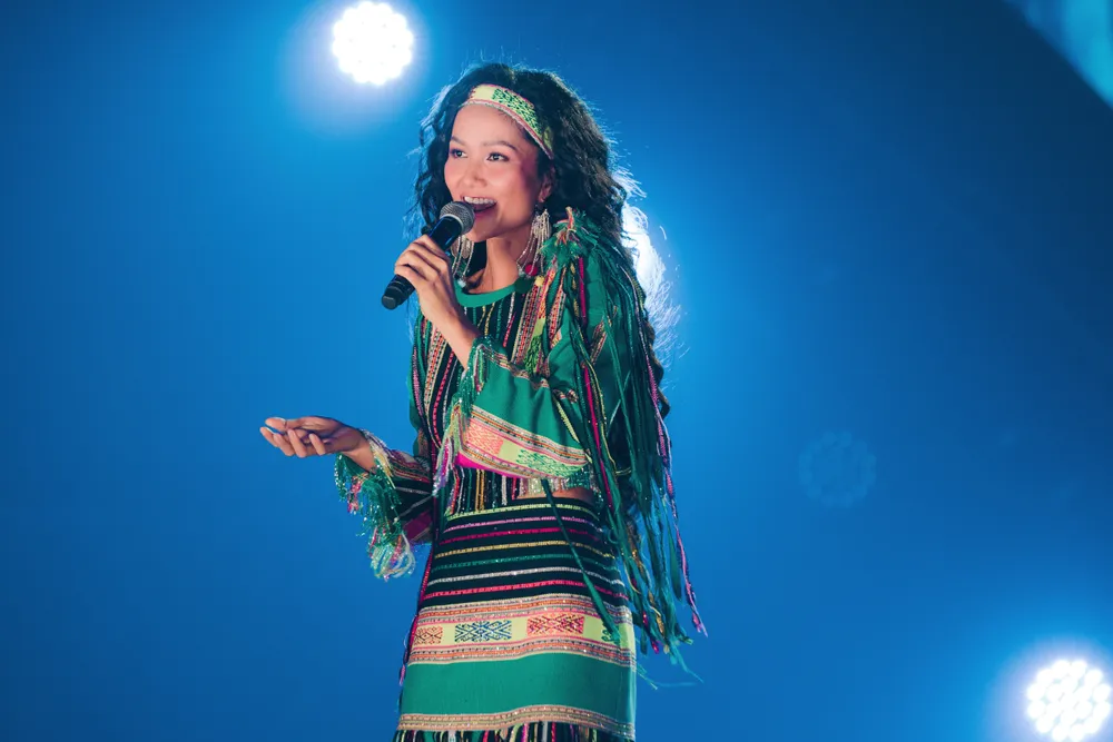 Qua tiết mục này, hoa hậu H'Hen Niê mong muốn truyền tải thông điệp hòa bình và tinh thần không ngừng học hỏi, vươn lên tới đồng bào dân tộc Ê-đê Qua tiết mục này, hoa hậu H'Hen Niê mong muốn truyền tải thông điệp hòa bình và tinh thần không ngừng học hỏi, vươn lên tới đồng bào dân tộc Ê-đê