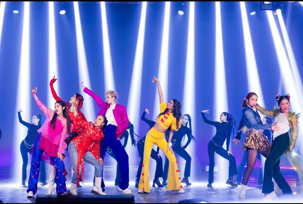 Các "chị đẹp" trình diễn ca khúc "Vũ trụ có anh"