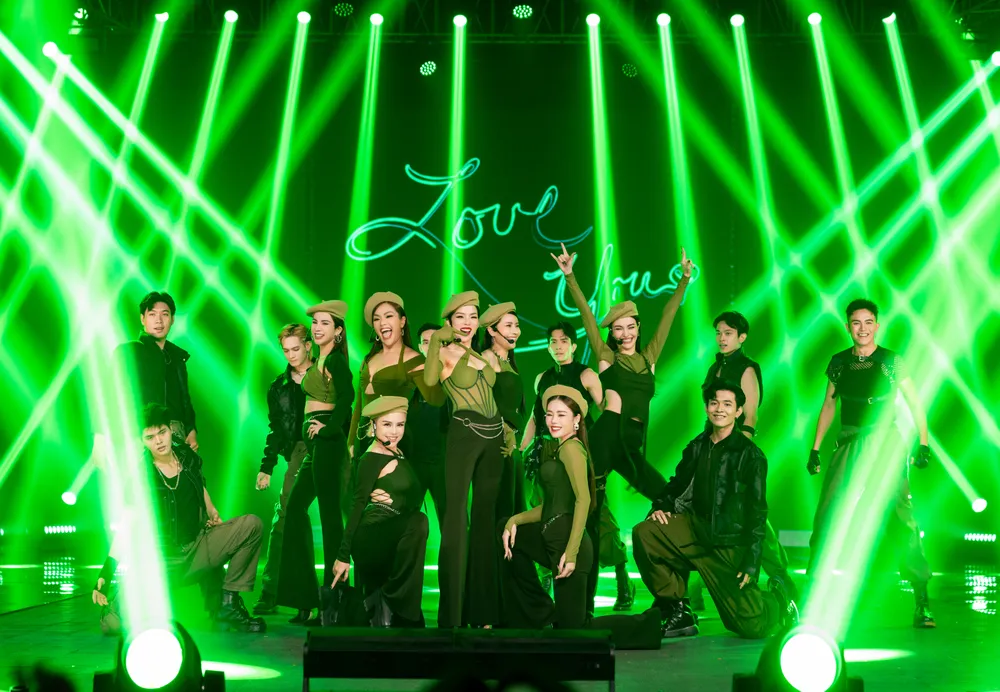 Mashup "Người ơi người ở đừng về - Gửi anh xa nhớ" bùng nổ nhờ sự kết hợp đồng điệu của Lệ Quyên, Lưu Hương Giang, Phương Vy, MLee, Diệp Lâm Anh, Hương Ly, Thái Trinh