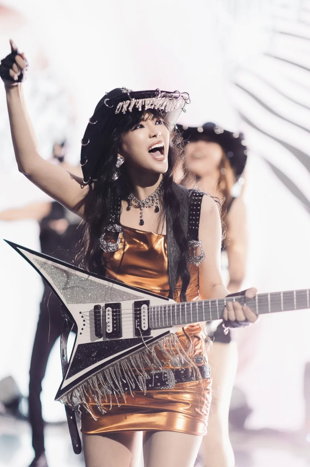 Đinh Hương chơi guitar.jpg