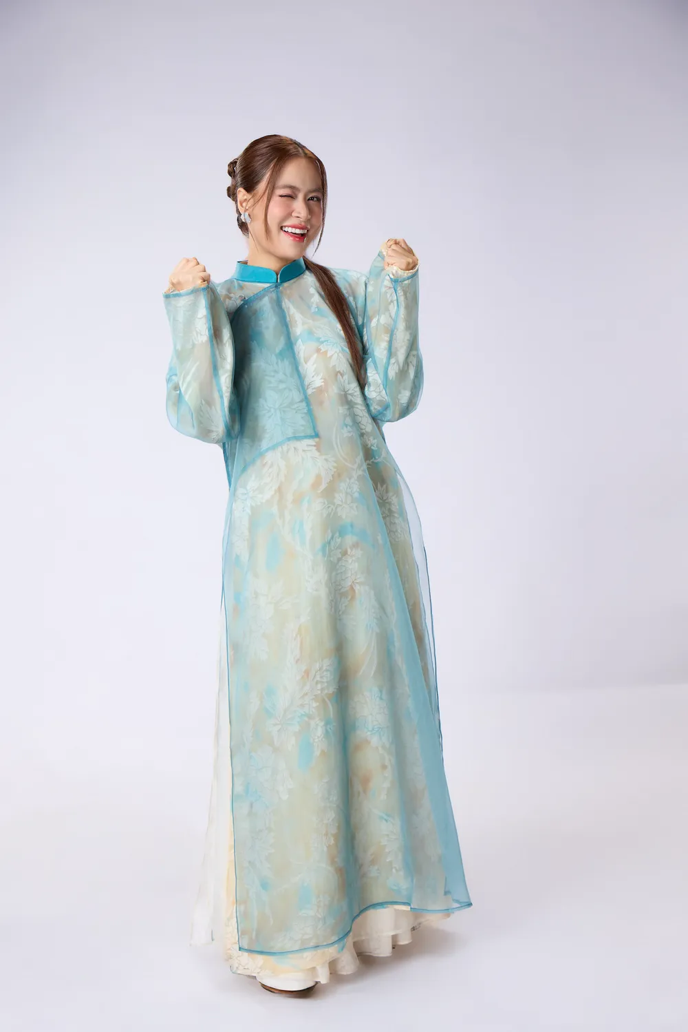 Hoang Thuy Linh 6.png