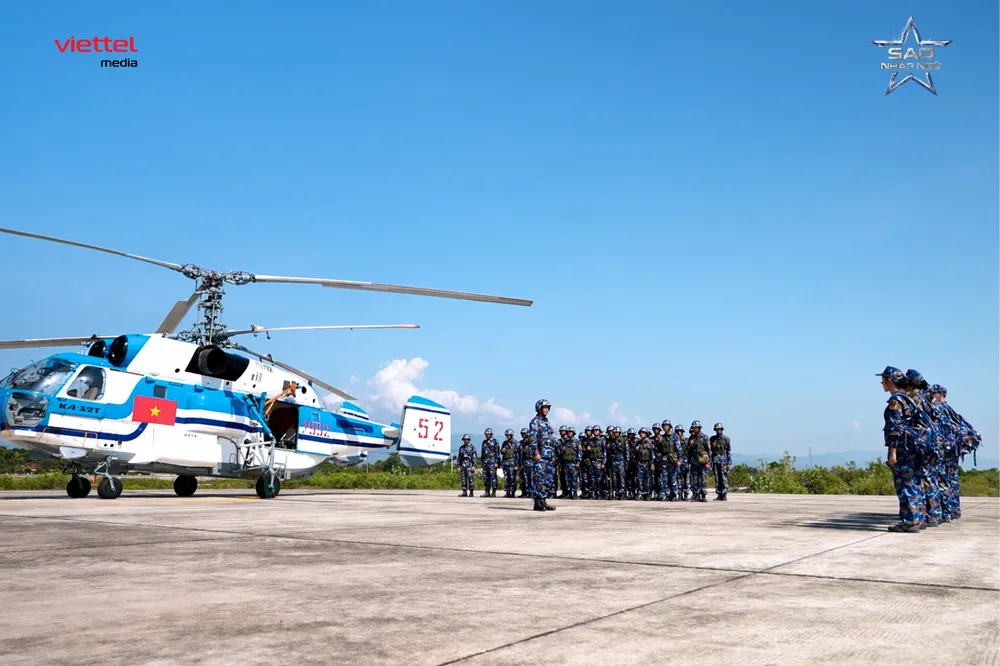 2. Sao Nhập Ngũ 2026 hoàng tráng với sự xuất hiện của nhiều khí tài khủng như trực thăng, xe tăng lội nước, tàu chiến....png