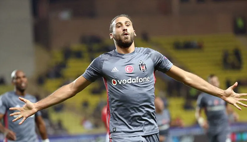 Tiền đạo Cenk Tosun (Besiktas) lập cú đúp vào lưới chủ nhà Monaco.