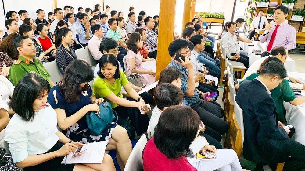 Ông Nguyễn Việt Dũng, Giám đốc Sở KH-CN TPHCM (đứng) trả lời các câu hỏi  tại lễ công bố giải thưởng Đổi mới sáng tạo và khởi nghiệp TPHCM năm 2019