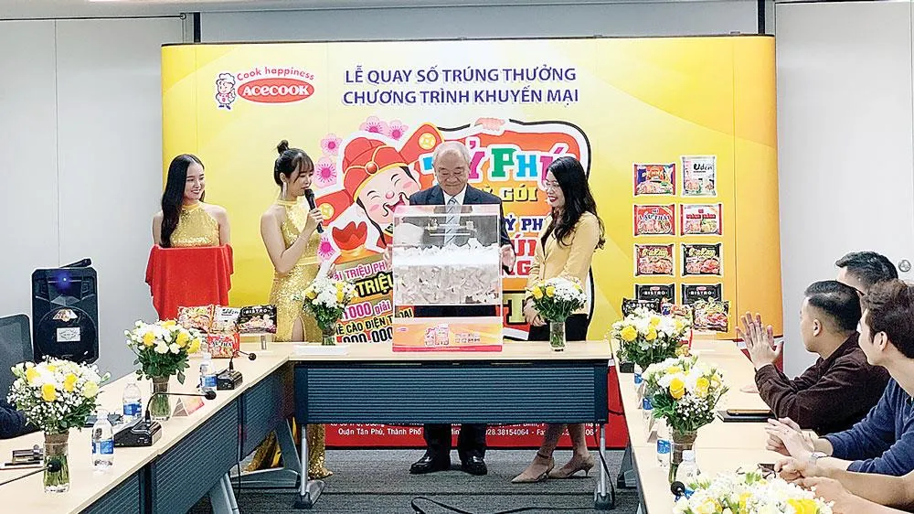 Ông Kajiwara Junichi, Tổng Giám đốc Acecook Việt Nam, quay số tìm chủ nhân tấm séc 1 tỷ đồng