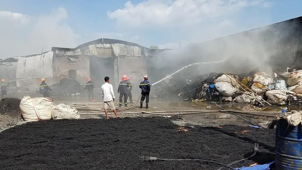 Hiện trường một vụ cháy nhà xưởng tại huyện Bình Chánh, TPHCM hôm 14-2-2019