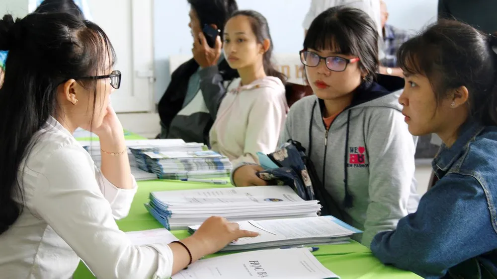 Bát nháo đường vào đại học và hệ lụy - Bài 1: Tuyển sinh thời cạnh tranh ảnh 1