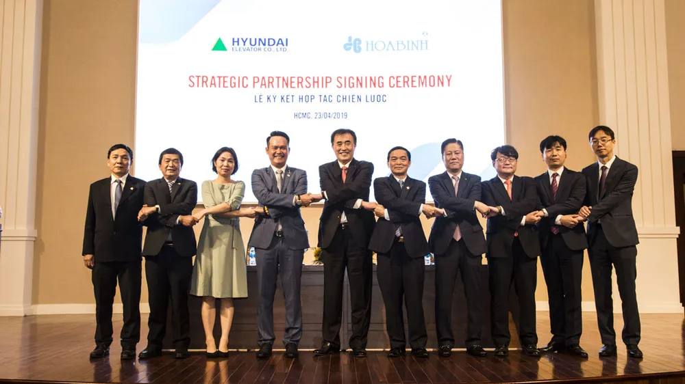 Tập đoàn Xây dựng Hòa Bình ký kết thỏa thuận phát hành riêng lẻ và hợp tác với Hyundai Elevator  ảnh 1