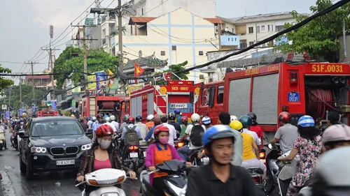 Nhường đường cho xe chữa cháy ảnh 1