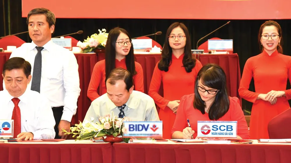 Bà Mai Thị Thanh Thủy - Thành viên HĐQT kiêm Phó Tổng Giám đốc  phụ trách Khối Doanh nghiệp đại diện SCB ký kết Bản Ghi nhớ về việc hỗ trợ tín dụng cho doanh nghiệp phát triển sản phẩm chủ lực của TPHCM