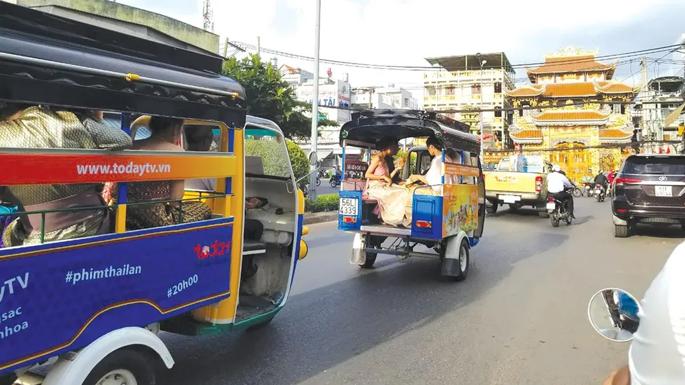 Khán giả hào hứng trước sự xuất hiện bất ngờ của đoàn xe Tuk Tuk Thái Lan tại Việt Nam ảnh 1