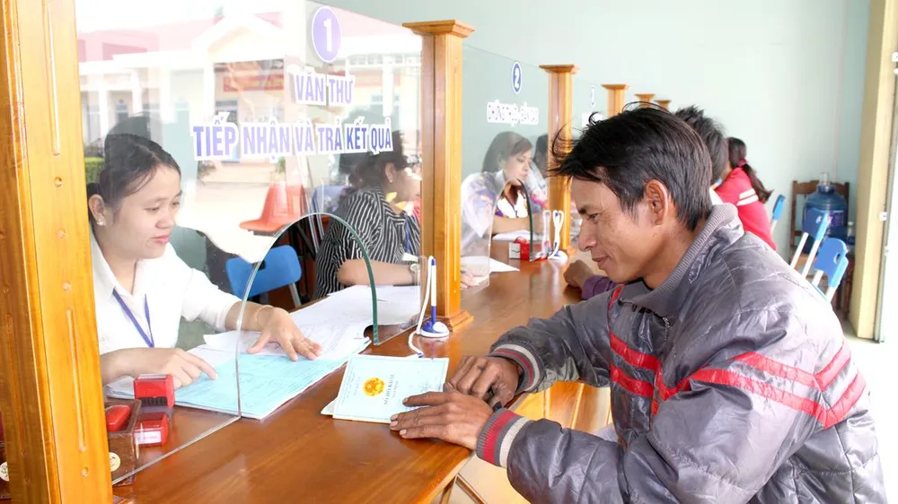 Người dân đến bộ phận một cửa xã Đắk Tờ Re, huyện Kon Rẫy làm thủ tục hành chính