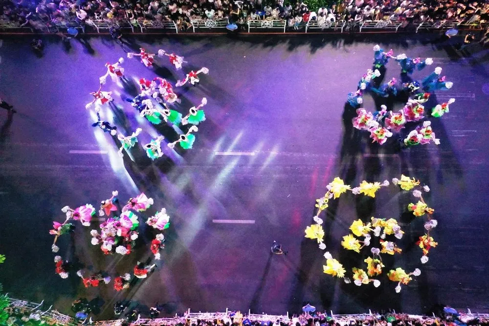 Carival đường phố DIFF 2019: Đà Nẵng “vui không khoảng cách” tối 16-6 ảnh 1