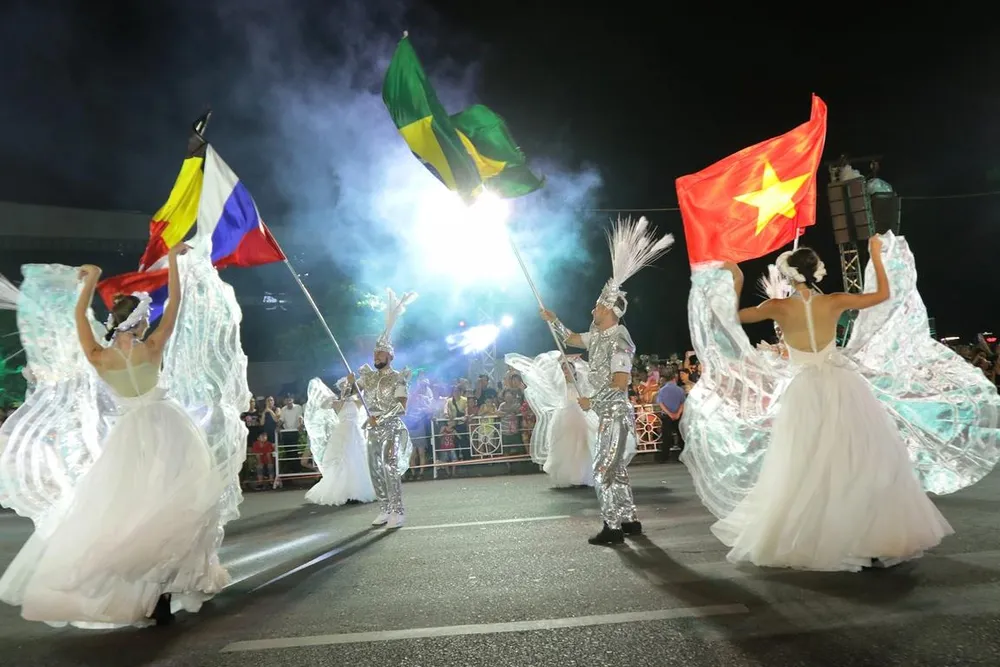 Carival đường phố DIFF 2019: Đà Nẵng “vui không khoảng cách” tối 16-6 ảnh 2