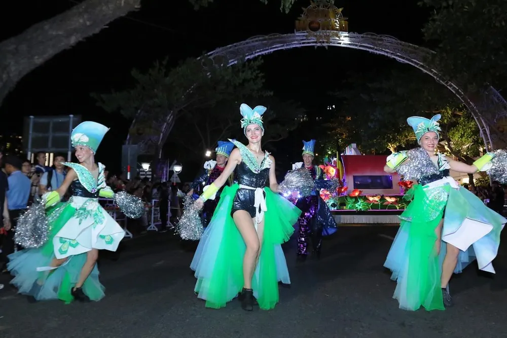Carival đường phố DIFF 2019: Đà Nẵng “vui không khoảng cách” tối 16-6 ảnh 3