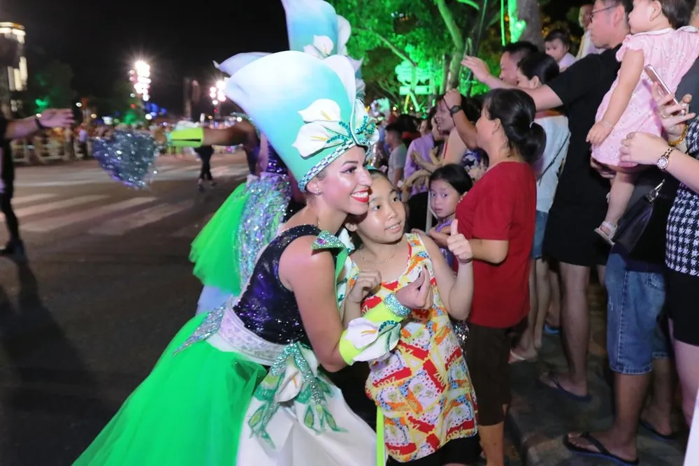 Carival đường phố DIFF 2019: Đà Nẵng “vui không khoảng cách” tối 16-6 ảnh 6