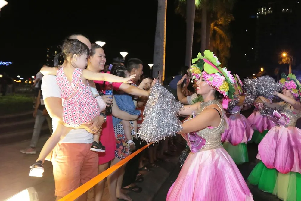 Carival đường phố DIFF 2019: Đà Nẵng “vui không khoảng cách” tối 16-6 ảnh 8