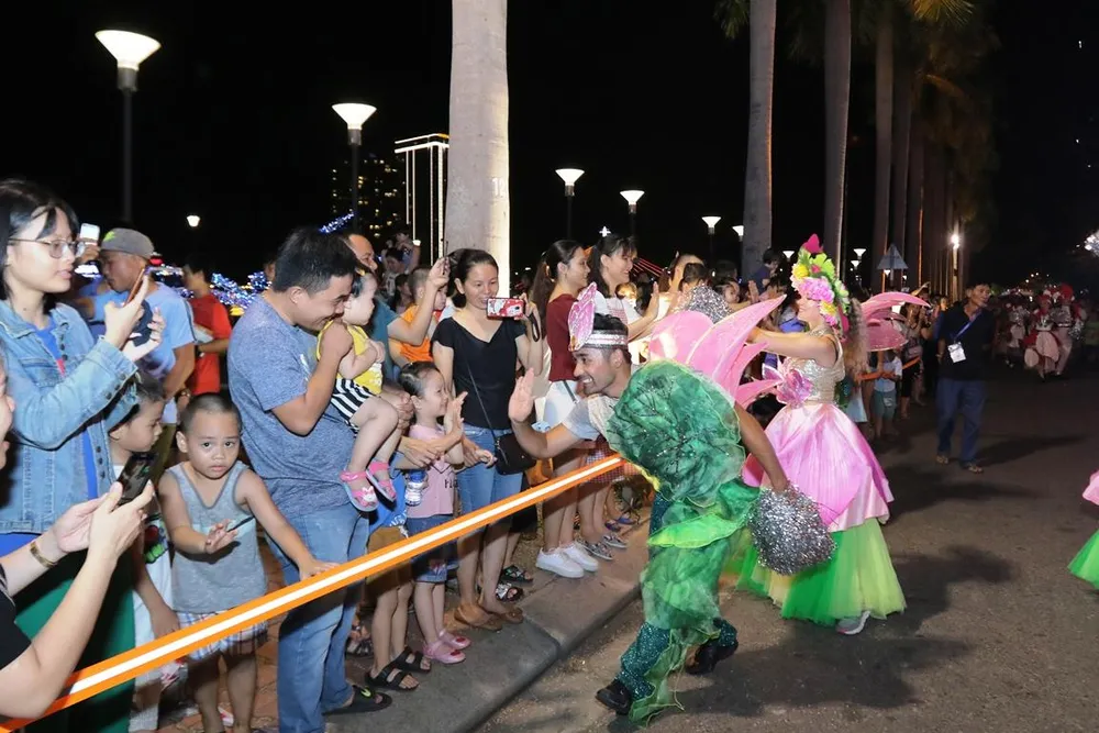 Carival đường phố DIFF 2019: Đà Nẵng “vui không khoảng cách” tối 16-6 ảnh 9