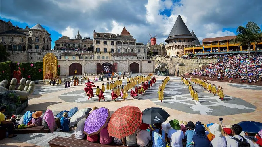 Từ “Vũ hội Ánh Dương”, ngẫm về du lịch lễ hội tại Việt Nam