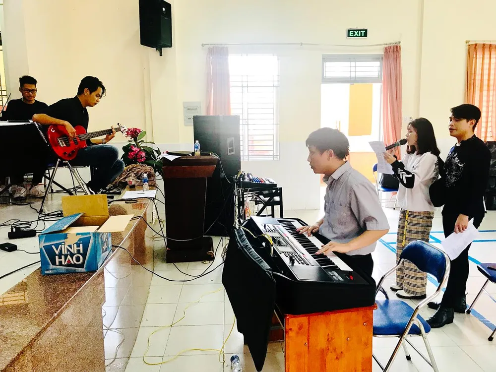 Người thầy tận tụy của học trò khiếm thị ảnh 1