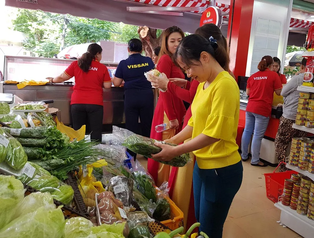 Nhiều cửa hàng tiện lợi phục vụ người lao động ảnh 1