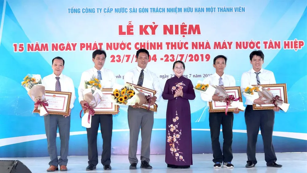 Phó Bí thư Thành ủy TPHCM Võ Thị Dung trao Bằng khen của Chủ tịch UBND TPHCM cho các cá nhân xuất sắc