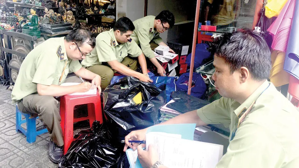 Hàng nhập lậu, hàng giả mạo vẫn diễn biến phức tạp ảnh 1