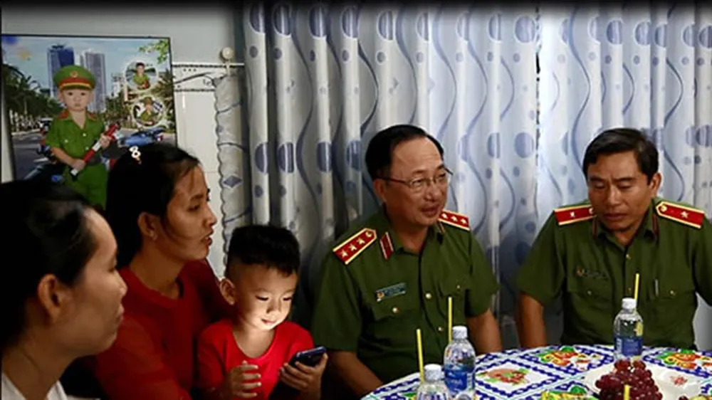 Thượng tướng Nguyễn Văn Thành (thứ hai từ phải sang) ân cần thăm hỏi, động viên vợ và các con  của liệt sĩ Phạm Phi Long