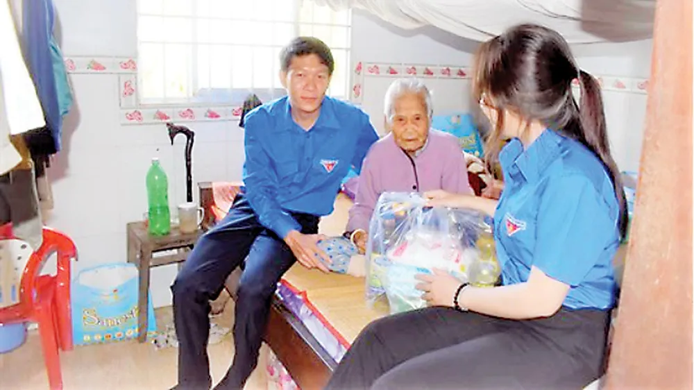 Chi đoàn Cty XSKT Đồng Tháp thăm và tặng quà mẹ Việt Nam anh hùng nhân Ngày Thương binh Liệt sĩ 27-7