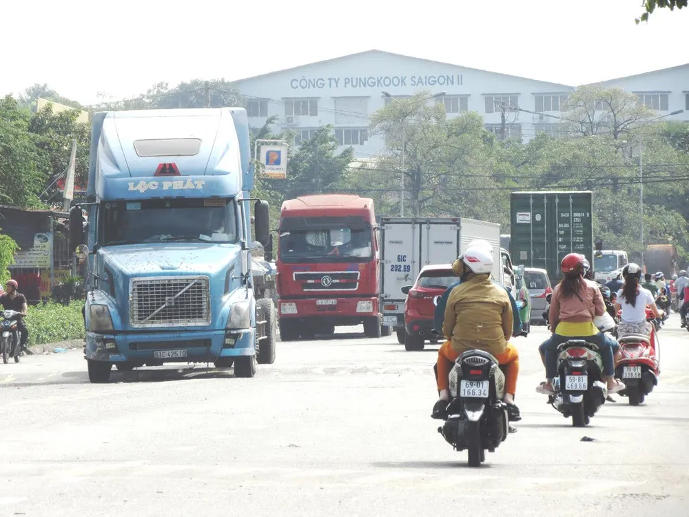 Xe quá tải làm khổ người dân ảnh 1