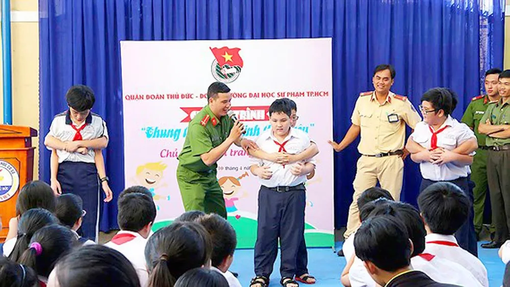 Bảo vệ trẻ em giữa “muôn trùng vây” ảnh 1