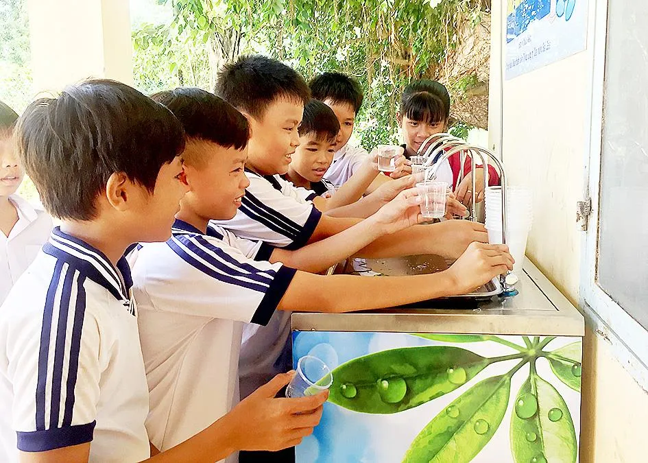 Học sinh vùng biên giới có trụ nước uống tại vòi ảnh 1