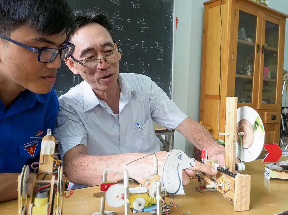 Thầy giáo “ve chai” ảnh 1