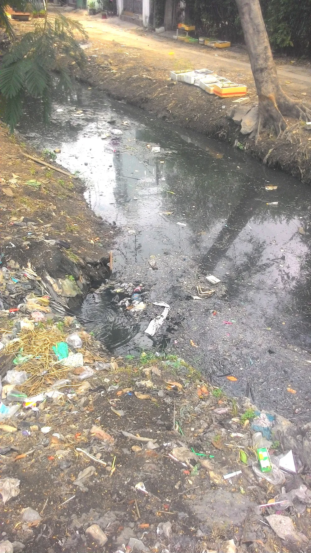 Khó xử lý hành vi xả thải ra môi trường ảnh 1