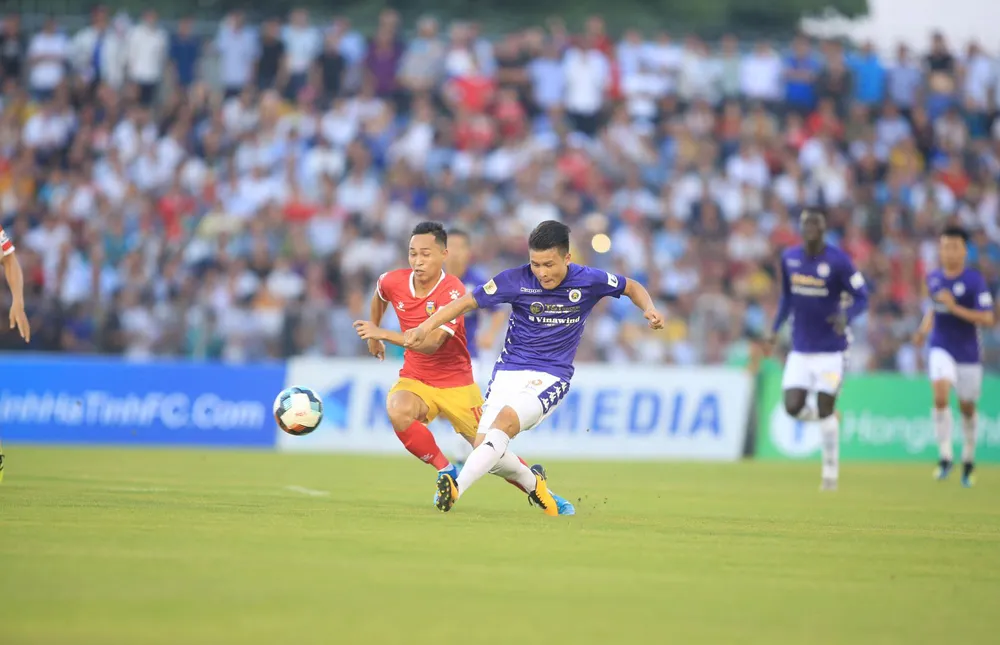 Tiền vệ Quang Hải (phải, Hà Nội) tung cú sút trước hậu vệ Hồng Lĩnh Hà Tĩnh. Ảnh: MINH HOÀNG