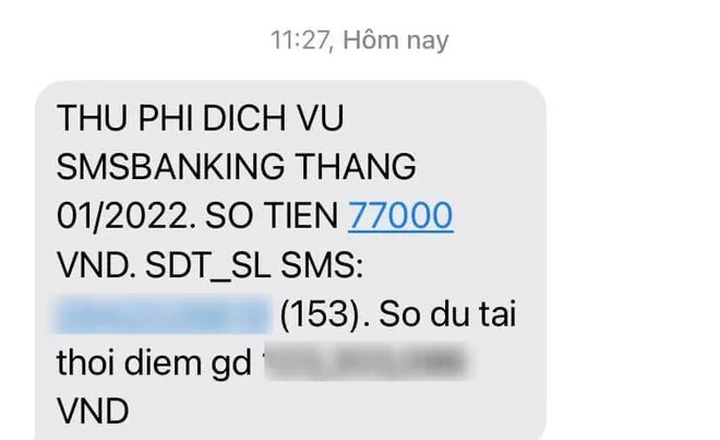 Nhiều khách hàng bị "sốc" khi NH thu phí SMS Banking đến 77.000 đồng, tăng gấp 5-7 lần so với trước đây.