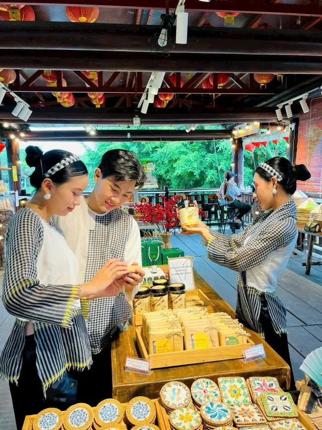 Hình 5 Du khách đừng quên rinh ngay mật ong hoa tràm về làm quà nhé!.png