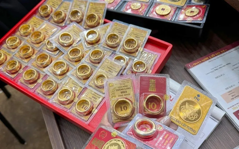 Vàng 'bất động' ở ngưỡng 99 triệu đồng mỗi lượng