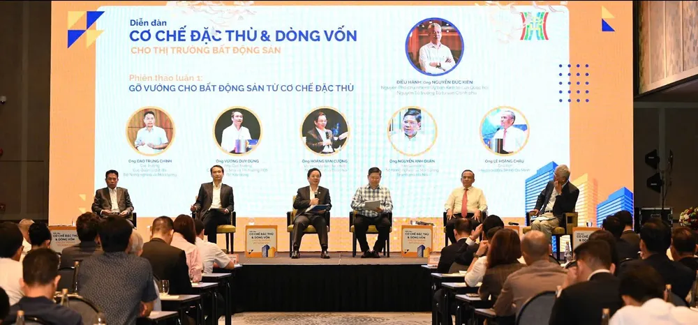 Các diễn giả thảo luận tại Diễn đàn.