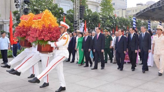 Dâng hoa tưởng nhớ Chủ tịch Hồ Chí Minh ảnh 1